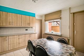 Deze verzorgde halfopen bebouwing bevindt zich in een rustige en groene omgeving en werd de voorbije jaren grondig opgefrist.Met onder meer...