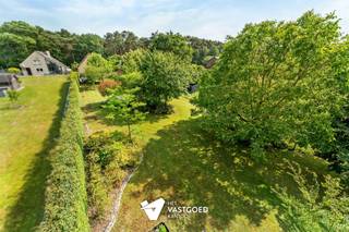 <p><span>RUIME GEZINSWONING IN ZEER GEGEERDE WIJK IN VIVERSEL MET PRACHTIG AANGELEGDE TUIN EN WERKHUIS. </span></p><p><span> </span></p><p><span>Welkom bij deze indrukwekkende woning gelegen in het charmante Viversel (Heusden-Zolder). Dit karaktervolle huis is recent volledig gerenoveerd en perfect onderhouden.</span></p><p><span> </span></p><p><span>RUIMTE EN INDELING</span></p><p><span>De bewoonbare oppervlakte van 241 m² en 5 slaapkamers geven u alle vrijheid om naar wens in te richten. Het interieur telt diverse lichtrijke leefruimten, waaronder een gezellige woonkamer met open haard. De lichte, moderne keuken vormt een praktische en centrale plek voor het gezinsleven, en de ruime tweede eetruimte met een prachtig zicht over de tuin.</span></p><p><span> </span></p><p><span>BUITENRUIMTE</span></p><p><span>Het meest opvallende kenmerk van deze woning is de schitterende omgeving. Het uitgestrekte terrein van bijna 23 are is omgeven door natuurlijke groenvoorzieningen en biedt volop privacy. De aangelegde terrassen zijn ideaal voor buiten genieten en het onderhouden van contact met de natuur. Dit is een echte oase van rust en groen.</span></p><p><span> </span></p><p><span>PRAKTISCHE VOORZIENINGEN</span></p><p><span>De woning is voorzien van alle praktische elementen gaande van een wasberging en tal van inbouwkasten tot zonnepanelen. Daarnaast is er ook een vrijstaande garage/ werkhuis aanwezig voorzien van een kelder en zolder beide bereikbaar met een vaste trap. </span></p><p><span> </span></p><p><span>SAMENVATTEND</span></p><p><span>Dit is een geweldige gelegenheid voor kopers die waarde hechten aan ruimte, privacy en natuurlijke omgeving. </span></p><p><span> </span></p><p><span>Wenst u meer info of een vrijblijvende bezichtiging, contacteer dan ons kantoor op het nummer 011 85 15 15. </span></p>