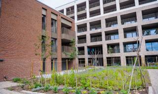 Hoekappartement B11.508 op de 5de verdieping bevindt zich in residentie ‘The Meridian’ en heeft een opp. van ca. 100 m². Het app. omvat een inkom met gastentoilet, berging, badkamer, apart toilet, 2 slpk., leefruimte met open keuken en ruim terras (ca. 50 m²) met zicht op de binnentuin. Het app. is voorzien van vloerverwarming, warmtepomp en handdoekradiator.<br />Bij elk app. hoort een ondergrondse autostaanplaats en/of garagebox. Deze dient apart bij aangekocht te worden. Verder kun je een kelderberging of oplaadpunt bijkopen.<br />Vrije keuze bij verschillende leveranciers voor de binnen afwerking (vloertegels, badkamer &amp; keuken, etc.) Meer info? Contacteer onze sales consultants Inge Vancluysen of Marisa Marasco op het nr. 011 41 33 23.