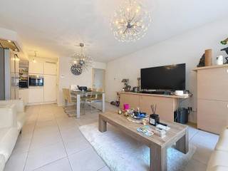 <p>Instapklaar appartement in het hart van de stad bestaande uit een inkomhal met afzonderlijk toilet, gezellige leefruimte met eet-en zithoek, volledig uitgeruste open keuken met aanpalende was/bergplaats, ingerichte badkamer (inloopdouche en lavabomeubel), 2 slaapkamers, groot terras +-25m² en een garage met sectionale poort die bij te kopen is voor 37.000€</p>
<p>Extra troeven:<br />Conforme keuring elektriciteit<br />Energiezuinig (Label-A)<br />Private berging + fietshaak (gelijkvloers)<br />Lift aanwezig<br />Groot terras van 25m²<br />Mogelijkheid garage bij te kopen (37.000€)<br />Op een steenworp van scholen, winkels, centrum en Park Baron Casier<br />Instapklaar en direct verhuurrendement</p>
<p>Dit appartement is te koop ZONDER makelaar via het concept van Smart Houses! Wenst U verdere inlichtingen of bezoek? Contacteer rechtstreeks de eigenaar via 0477/96.96.24.</p>