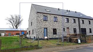 Zeer mooie casco woning gelegen in het gezellige Goetsenhoven. Het pand heeft PVC en ALU ramen met HR+ beglazing, 21 zonnepanelen en regenwaterput van 5.000 liter. De woning is gelegen op een perceel van 3a 68ca. De indeling kan nog altijd ingedeeld worden zoals u zelf wenst. Momenteel omvat het gelijkvloers: inkomhal, gastentoilet, grote slaapkamers, badkamer, ruime leefruimte, keuken en berging. De verdieping omvat 3 grote slaapkamer en badkamer. De zolder is bereikbaar met vaste trap en hier kan men ook nog 2 slaapkamers maken. De gehele woning is onderkelderd. Een casco-woning wordt fiscaal gelijkgesteld met een bouwgrond en dus dienen er 12% registratierechten te worden betaald.