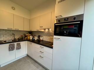 Ontdek dit verzorgde appartement op de eerste verdieping van een kleinschalig gebouw, waar modern comfort en een uitstekende ligging hand in...