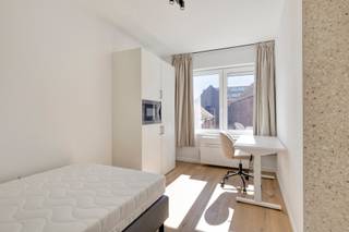 <span><strong>**Luxueus studeren in hartje leuven**</strong></span><br /><br />In de <strong>Ravenstraat</strong> bevindt zich deze volledig gerenoveerde residentie, gelegen pal in het centrum van Leuven. Op slechts een steenworp van het Ladeuzeplein en op wandelafstand van het station en de Bondgenotenlaan geniet je hier van een uiterst centrale ligging.<br /><br />De residentie omvat <strong>15 studentenkamers</strong>, waarvan 14 met gedeelde sanitaire voorzieningen en één kamer met een volledig privatieve badkamer, aangevuld met een <strong>éénslaapkamerappartement</strong>. Alle units worden <strong>volledig bemeubeld</strong> aangeboden en zijn uitgerust met een eigen ontbijthoek.<br /><br />Daarnaast beschikt het gebouw over een <strong>gemeenschappelijke keuken</strong> die volledig is ingericht, zodat studenten naar wens kunnen koken. Er is eveneens een afvallokaal voorzien. Op elk verdiep is er een toilet voorzien die de studenten kunnen delen. Het pand wordt opgeleverd in april 2026 en zal afgewerkt zijn met kwalitatieve materialen en een hoogwaardige afwerking.<br /><br /><span>Het pand is opgedeeld als volgt:</span><br /><span>UNIT 0001: éénslaapkamer appartement (52,98 m2) met privatief terras</span><br /><span>UNIT 0101: Kamer met douche en lavabo (12,97 m2) aan de achterzijde van het gebouw</span><br /><span>UNIT 0102: Kamer met douche en lavabo (13,14 m2) aan de achterzijde van het gebouw</span><br /><span>UNIT 0103: Kamer met douche en lavabo (12,45 m2) aan de voorzijde van het gebouw</span><br /><span>UNIT 0104: Kamer met douche en lavabo (12,53 m2) aan de voorzijde van het gebouw</span><br /><span>UNIT 0201: Kamer met douche en lavabo (12,95 m2) aan de achterzijde van het gebouw</span><br /><span>UNIT 0202: Kamer met douche en lavabo (12,70 m2) aan de achterzijde van het gebouw</span><br /><span>UNIT 0203: Kamer met douche en lavabo (12,62 m2) aan de voorzijde van het gebouw</span><br /><span>UNIT 0204: Kamer met douche en lavabo (12,47 m2) aan de voorzijde van het gebouw</span><br /><span>UNIT 0301: Kamer met douche en lavabo (12,63 m2) aan de achterzijde van het gebouw</span><br /><span>UNIT 0302: Kamer met douche en lavabo (12,64 m2) aan de achterzijde van het gebouw</span><br /><span>UNIT 0303: Kamer met douche en lavabo (12,38m2) aan de voorzijde van het gebouw</span><br /><span>UNIT 0304: Kamer met douche en lavabo (12,48 m2) aan de voorzijde van het gebouw</span><br /><span>UNIT 0401: Kamer met douche en lavabo (12,61 m2) aan de achterzijde van het gebouw</span><br /><span>UNIT 0402: Kamer met douche en lavabo (12,68 m2) aan de achterzijde van het gebouw</span><br /><span>UNIT 0403: Kamer eigen sanitair (12,61 m2) aan de voorzijde van het gebouw<br /><br /><span><span><strong>Interesse in een bezoek ter plaatse? Met plezier! Contacteer onze Expert Investeringsvastgoed Jacky: 0495 53 46 49 of jacky@connect-immo.be</strong></span><br /><br />EPB Startverklaring</span></span>