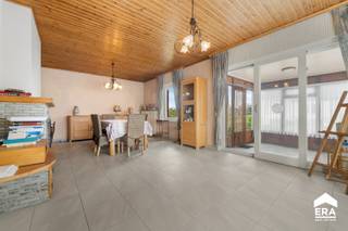 <strong>Ruime villa met 5 slaapkamers en prachtig uitzicht in groene omgeving</strong><p>Deze <strong>goed onderhouden villa uit 1968</strong>, gebouwd met kwaliteitsvolle materialen, biedt dankzij haar royale bewoonbare oppervlakte en perceel van ca. <strong>692 m²</strong> alles wat je nodig hebt voor gezinsvriendelijk wonen in een rustige, groene omgeving. Bovendien geniet je hier van een <strong>prachtig open uitzicht</strong> én een <strong>vlotte verbinding</strong> naar belangrijke invalswegen.</p><p><strong>Indeling gelijkvloers:</strong></p><ul><li>Ruime inkomhal met toegang tot de inpandige garage (sectionale poort)</li><li>Lichtrijke leefruimte in rechthoekige vorm, aansluitend op een gezellige veranda (dak vernieuwd in 2020)</li><li>Volledig ingerichte hoekkeuken met ontbijthoek, rechtstreekse toegang tot een droge kelder (20 m²)</li><li>Praktische bergruimte met ingebouwde maatkast</li><li>Badkamer met ligbad/douche en wastafel, apart toilet</li><li>Drie volwaardige slaapkamers met veel licht en mooi uitzicht</li></ul><p><strong>Verdieping:</strong></p><ul><li>Volledig geïsoleerde zolderruimte (15 cm glaswol)</li><li>Reeds ingericht met twee extra slaapkamers en bijkomende bergruimte</li><li>Flexibel in te delen naar eigen wensen</li></ul><p><strong>Troeven &amp; recente renovaties:</strong></p><ul><li>5 slaapkamers: ideaal voor een gezin, bureau of hobbyruimte</li><li>Vernieuwde verwarmingsketel (2021)</li><li>Nieuwe vloerbekleding (2014)</li><li>Vernieuwde dakgoten (2016)</li><li>Dubbele beglazing met elektrische rolluiken</li><li>Dakisolatie (15 cm glaswol)</li><li>Vernieuwde Velux-ramen (2018)</li><li>Regenput van 4.000 liter</li></ul><p>Deze woning combineert <strong>ruimte, comfort en mogelijkheden</strong> in een aangename en groene woonomgeving. Klaar om jouw nieuwe thuis te worden!</p>