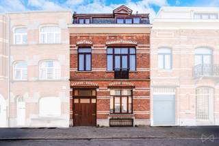 <p><strong><span>Woning met opsplitsingspotentieel – Oudergem</span></strong><br /><span>Info en bezoeken – 02 315 51 71</span></p>
<p><span>Gelegen op de Chaussée de Watermael biedt deze eengezinswoning een mooie opportuniteit, zowel voor eigen bewoning als investering.</span></p>
<p><span>Het pand kan eenvoudig worden opgesplitst in twee wooneenheden: een éénslaapkamerappartement op het gelijkvloers met toegang tot een buitenruimte, en een ruim duplex op de verdiepingen met een lichtrijke woonkamer, aparte keuken, meerdere slaapkamers en een groot terras.</span></p>
<p><span>De indeling wordt vergemakkelijkt door de aanwezigheid van aparte tellers (waaronder twee gastellers), wat een toekomstige opsplitsing eenvoudiger maakt.</span></p>
<p><span>Ideaal gelegen nabij winkels, scholen, openbaar vervoer en belangrijke invalswegen, en vlak bij het Zoniënwoud voor een aangename combinatie van stad en natuur.</span></p>
<p><strong><span>Een pand met veel potentieel, zeker een bezoek waard!</span></strong></p>