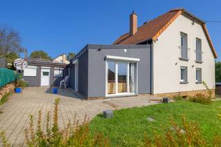 <p>TREVI LUXEMBOURG vous présente une grande maison rénovée 4 façades avec 6 chambres et jardin orienté sud-ouest. Composition au rez de chaussée : hall d’entrée, pièce de vie traversante living et salle à manger, cuisine équipée avec une arrière cuisine et salon d’hiver, wc indépendant, chambre de plain-pied, salle de douche et garage. Au premier étage (dalle béton): vaste hall de nuit, 5 chambres (23, 16, 16, 15 et 14 m2) et salle de bains. Au deuxième étage : combles pour stockage. Extérieurs: terrasse, jardin orienté sud-ouest et plusieurs places de parking extérieurs. Au sous-sol: chaufferie, cave et garage. Équipements : chaudière mazout à condensation récente, doubles et triples vitrage avec ventilations et volets électriques sauf arrière cuisine en manuel, poêle à bois, système alarme et 16 panneaux photovoltaïques avec pompe à chaleur et boiler pour eau chaude. Maison saine, façades et toiture isolée, très bon état d’entretien. Environnement privilégié, à proximité immédiate du centre-ville de VIRTON. RC 643€. PEB C. Prix sous réserve d’acceptation des propriétaires. Renseignements, plans et visites sur rendez-vous avec l’agence +32 63 229 269 - <span>info@treviluxembourg.be</span>.</p>