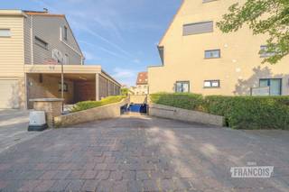 Centraal gelegen garagebox op het gelijkvloers in de Ringlaaan-Zuid 172, op wandelafstand van het centrum. Dankzij de uitstekende ligging en vlotte toegankelijkheid is dit de ideale investering of praktische oplossing voor eigen gebruik.<br /><br />De garage biedt comfortabel plaats aan een wagen, met extra ruimte voor fietsen of opslag. <br /><br />Afmetingen: 2,80 m breed x 6,31 m diep<br /><br />Interesse? Contacteer ons vandaag nog voor meer informatie of een bezoek ter plaatse!<br /><br />