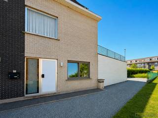 OPBRENGSTEIGENDOM met 3-slaapkamerappartement, 1-slaapkamerappartement, GARAGE, tuin en EXTRA PARKEERPLAATSEN op de oprit. Deze VEELZIJDIGE EIGENDOM is IDEAAL ALS INVESTERING of voor wie WONEN en VERHUREN wil combineren. Op het gelijkvloers bevindt zich een studio, terwijl de verdieping een RUIM APPARTEMENT met drie slaapkamers en een aangenaam terras omvat. Dankzij de aparte tellers en twee RECENTE GASCONDENSATIEKETELS is elk appartement volledig zelfstandig. De mogelijke huuropbrengst van +-€1.300 per maand biedt een INTERESSANTE BASIS VOOR INVESTEERDERS. Verder zijn er een INPANDIGE GARAGE en 5 PARKEERPLAATSEN op eigen terrein én is er de mogelijkheid tot aankoop van een EXTRA GARAGEBOX op slechts 50 meter van de woning, wat een ABSOLUTE MEERWAARDE vormt. Gelegen op een VLOT BEREIKBARE LOCATIE met een goede verbinding naar winkels, scholen en invalswegen, combineert deze opbrengsteigendom ruimte, comfort en praktisch gebruiksgemak.<br /><br />Adres: Gauwstraat 38A - 38B te Brakel<br /><br />EPC: 388kWh/m²; G-score en P-score D; Geen renovatieverplichting van toepassing; Bestuursmaatregelen in het maatregelenregister: Neen; Beschikbaarheid te bespreken