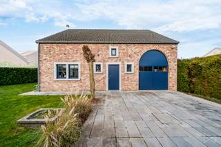 We Invest Hesbaye biedt deze ruime open bebouwing aan in Oreye, gelegen op een mooi perceel van meer dan 1.000 m², met terras, pergola en...