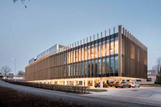 <p>Het center bestaat uit <strong><span>splinternieuwe full-service kantoren</span> <span>inclusief meubilair.</span></strong> Kantoren, dagkantoren, virtueel kantoor, telefoonbeantwoording en postbusadres zijn allemaal beschikbaar.</p><p>Daarenboven beschikt het center ook over verschillende <span><strong>meetingruimtes</strong></span> die telkens kunnen gereserveerd worden. In dit center worden zeer <span><strong>flexible oplossingen </strong></span>aangeboden aan zowel korte als middellange termijn.</p><p>Ook parkeren is mogelijk op<span><strong> vlakbij het gebouw op de regus-parkeerplaatsen</strong></span></p><p><span>De grootste <strong>troeven</strong> van <strong>Regus Kortrijk</strong>:<br />- Op zeer korte termijn beschikbaar<br />- Regus-netwerk<br />- Flexibel contract op maat van de klant<br />- Moderne faciliteiten en technologie<br />- All-in formule zonder zorgen<br />- Receptie-dienst elke dag beschikbaar tijdens de kantooruren.</span></p><p>In de <span><strong>huurprijs is het volgende inbegrepen</strong>: </span><br />- Huur kantoor. 24/24 en 7/7 toegankelijk<br />- Meubilair incl. IP-telefoontoestel<br />​- Mogelijkheid tot plaatsen van maatschappelijke zetel op adres Regus Roeselare<br />- Telefoonabonnement met eigen lokaal nummer<br />- Elektriciteit, water en gebruik airco/verwarming<br />- Telefoonbeantwoording &amp; postbehandeling<br />​- Afvalverwerking<br />- Blokpolis/brandverzekering<br />​- Gratis gebruik van de community meeting room (2u/d tot 4p)<br />- Kosten syndicus<br />- Onroerende voorheffing<br />- Internetverbinding (bekabeld EN WIFI)<br />- Gebruik en onderhoud van sanitaire voorzieningen<br />- Gratis Brusiness World Gold abonnement t.w.v. €59/mnd, voor 1persoon/gehuurd kantoor. Dit verschaft gratis toegang tot de business lounge van alle +3 000 Regus centers wereldwijd.</p><p>​Niet in de huurprijs begrepen:<br />​- Vebruiksgebonden elementen: uitgaande telefoongesprekken, uitgaande poststukken, prints, koerierdienst,..<br />​- Keukenfaciliteiten en onbeperkte koffie (Nespresso) en thee (€30/p/mnd)<br />​- Parkeren op de Regus-parkeerplaatsen aan €75/mnd.</p><p><span>Kantoor 103:</span> 26,2m² - 4 tot 8 personen - 2.409,-€/mnd<br />​<span>Kantoor 210:</span> 14,8m² - 2 tot 4 personen - 1.379,-€/mnd<br />​<span>Kantoor 208:</span> 6,6m² - 1 persoon - 389,-€/mnd </p>