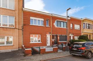 <p>In de Clara Snellingsstraat in Deurne vinden we deze aangename, instapklare woning met drie slaapkamers. Een ideale gezinswoning voor wie comfortabel wil wonen in een residentiële omgeving met vlotte verbindingen.</p><p><br /></p><p>Bij het binnenkomen valt meteen de lichtrijke leefruimte op, waar een open zithoek en eetplaats zorgen voor een aangename woonbeleving. Aansluitend bevindt zich de verzorgde, volledig uitgeruste keuken met praktische ontbijttogen en voldoende opbergruimte. Vanuit de keuken is er directe toegang tot de koer. Achteraan de woning heb je de badkamer die netjes is afgewerkt en voorzien van een ruime inloopdouche en modern sanitair.</p><p><br /></p><p>Op de eerste verdieping beschikt deze woning over drie volwaardige slaapkamers <span>elk met voldoende lichtinval, </span>een ruime hal en extra sanitaire ruimte. Verder is er nog een kelder aanwezig, ideaal voor stockage.</p><p><br /></p><p><span>De woning beschikt ook over een kleine binnenkoer, fijn voor wie toch graag geniet van de buitenlucht.</span></p><p><br /></p><p>Wil je graag deze woning komen bezoeken? Contacteer dan Onid Real Estate.</p>