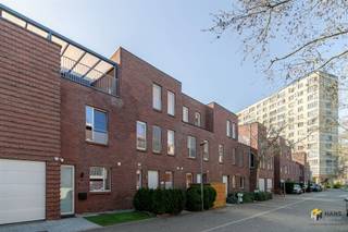 <p><span>Sus Van Den Eyndestraat 22 - Antwerp (2020)</span></p><p><span> </span></p><p><span>Move-in ready house (143m²) with 4 bedrooms, 2 terraces and garden (54 m²) in Antwerp (2020).</span></p><p><span> </span></p><p><span>You live here quietly, yet very centrally, right behind the Den Tir Shopping Center. That means enjoying all the benefits of the shopping center – stores, restaurants and amenities near – without experiencing the hustle and bustle. Moreover, here you benefit from excellent accessibility by public transport, velo and car.</span></p><p><span>The house, completed in 2007, was always well maintained and achieves a favorable EPC score B. The roof is insulated to current standards and the electricity is compliant. Furthermore, there are aluminum windows with double high-efficiency glazing and the house is equipped with air conditioning, which adds to the living comfort.</span></p><p><span>You enter the entrance hall with separate guest toilet. From there you enter the spacious living room with open kitchen corner, together accounting for an area of about 42 m². The kitchen is equipped with all modern comforts. Through a sliding door you have access to the south-oriented garden of 54 m², a nice place to enjoy the sun.</span></p><p><span>On the second floor there are three (bed) rooms with surfaces ranging from 5 m² to 12 m². In addition, there is a separate storage room and a bathroom of 6 m², equipped with a bathtub/shower, toilet and double sink. From the rear bedrooms you have access to a first terrace of 8 m².</span></p><p><span>The upper floor houses a fourth bedroom of 16 m², opening onto the second terrace of 15 m². With a garden as well as two terraces, there is clearly no lack of outdoor space here.</span></p><p><span>Are you looking for a comfortable family home with 4 bedrooms and plenty of outdoor space in a central location? Do not miss this opportunity!</span></p><p><span>Living space 143 m² – ref: gross floor area. For more info or a free estimate visit </span><span><span>www.hansimmo.be</span></span></p><p><span> </span></p>