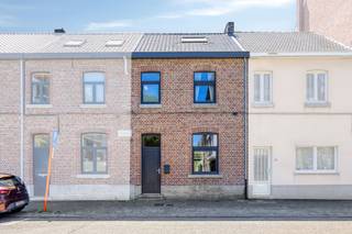 This cozy closed building is located at Abelenstraat 26 in Hasselt and enjoys a quiet location, with the city center a short distance away. Shops, schools and other facilities are also within walking distance, making for a very practical location.The house originally dates back to 1930, but was completely and tastefully renovated in 2019.When entering the house, you enter the entrance hall with separate guest toilet. From here, you have access to the bright living room, which connects to the kitchen with storage. From this living space, you can enjoy a pleasant view of the cozy courtyard, ideal for relaxing in peace and quiet.On the first floor, there are two full bedrooms and a bathroom.A fixed staircase takes you to the attic floor, where there is a third bedroom.A ready-to-move-in home with character in a prime location in Hasselt!The property is offered through the Pre-sale formula. On 09/07/2026 between 16:00 and 18:00, you can come visit the property by appointment and make an offer. The listed price is a starting price. For further information, please contact the property agent.Register of measures: no