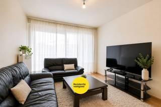 Welkom in de Sint-Jozefsstraat 13 in Waregem, een recent appartement (bouwjaar 2013) met een stabiele huurinkomst. Ideaal als investering of voor starters. Gelegen in het hart van Waregem, op wandelafstand van scholen, supermarkten, sportinfrastructuur en tal van andere voorzieningen.<br /><br />Het appartement bevindt zich op de eerste verdieping (met lift) en verwelkomt u via de inkomhal met gastentoilet. De lichtrijke leefruimte sluit naadloos aan op de volledig uitgeruste keuken en het westgericht terras. Verder beschikt het appartement over een badkamer met ligbad en lavabo, evenals twee slaapkamers, elk met een eigen terras.<br /><br />Er is mogelijkheid tot het bijkopen van een ondergrondse autostaanplaats. Daarnaast is er voldoende parkeergelegenheid in de straat voor bezoekers.<br /><br />Bent u op zoek naar een interessante investering of uw eerste eigen woning? Neem vandaag nog contact met ons op voor een bezoek of meer informatie!<br /><br />De vermelde prijs is een richtprijs; elk bod wordt voorgelegd aan de eigenaar, die het recht heeft dit te aanvaarden of te weigeren.<br />Deze transactie betreft geen verkoop, maar een overdracht van het recht van erfpacht.<br /><br />Neem voorsprong met een vrijblijvende schatting via:<br />www.residentievastgoed.be/gratisonlineschatten