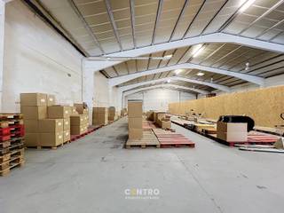 <u><strong>Benaderende oppervlakten:</strong></u><br />Magazijn: 546m² (10m x 15m + 12m x 33m)<br />Sas-gemeenschappelijke laad-en loszone: 150m² (10m x15m)<br /><br /><u><strong>INDELING/AFWERKING:</strong></u><br />Magazijn van 546m² met extra sas/gemeenschappelijke zone - deel van een grotere unit, afgescheiden met OSB-platen van 2,4m hoogte: mogelijkheid deze te verplaatsen en meer m² te huren - <br />heftruck beschikbaar die gehuurd kan worden.<br />Polybeton - automatische sectionaalpoort met toegangscode (h: 4,20m x b: 5,50m) - afzonderlijke loopdeur - vrije hoogte 5,2 tot 6,4 m - kantoor - toilet.<br /><br /><strong><u>BESTEMMING</u></strong>:<br />Enkel opslag. <br /><br /><strong><u>NUTSVOORZIENINGEN:</u></strong><br />Stadswater, elektriciteit, internet, TL-lampen.<br /><br /><strong><u>LIGGING:</u></strong><br />Regio Waregem (deelgemeente) op industrieterrein.<br /><br /><strong><u>* Bijzonderheden:</u></strong><br />- 6 parkeerplaatsen voor de 2 gebruikers.<br />- Prijzen per maand, excl. BTW (21%) en onroerende voorheffing (volgens de m²). Geen gemene kosten.<br />- Onze referentie op <strong><span>www.centro.be</span></strong> : <strong>P0506</strong> of contacteer ons op <strong><span>050 70 01 02</span></strong>.<br /><br /><strong>CENTRO | BEDRIJFSVASTGOED </strong>is reeds 25 jaar <u>gespecialiseerd in de bemiddeling van commercieel- en bedrijfsvastgoed </u>in West- en Oost Vlaanderen.<br /><strong>De referentie voor uw bedrijfsvastgoed, indien u wenst te weten hoeveel uw bedrijfsgebouw waard is?</strong><br />Contacteer ons vrijblijvend voor een marktconforme waardebepaling van uw pand. <br />