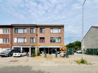 Bent u op zoek naar de perfecte uitvalsbasis voor uw praktijk, kantoor of handelszaak? Op een absolute toplocatie in Edegem, pal aan de Fort V-straat 14, vindt u dit uitzonderlijk ruime en perfect onderhouden handelsgelijkvloers. Gelegen te midden van een gloednieuwe, levendige verkaveling geniet u hier van een directe stroom aan potentiële klanten en patiënten, gecombineerd met een uitstekende visibiliteit.<br /><br />Wat dit pand écht uniek maakt voor de professionele koper, is de combinatie van ruimte, parkeergelegenheid en financiële onafhankelijkheid. Met een royale bedrijfsoppervlakte van maar liefst 184 m² (op een totale grondoppervlakte van 221 m²) kunt u hier werkelijk alle kanten op. Bovendien is parkeren voor de deur een absolute luxe: u beschikt over 3 parkeerplaatsen in volle eigendom, met de mogelijkheid om flexibel 2 extra plaatsen aan de voorzijde te huren (€ 65,- per plaats). Uw cliënteel arriveert dus altijd stressvrij.<br /><br />Binnenin is het pand door de jaren heen met de grootste zorg up-to-date gehouden. De indeling is dankzij de volledig onderkelderde kruipruimte flexibel aan te passen, aangezien leidingen overal vlot bereikbaar zijn. De centrale verwarming (hoogwaardige Vaillant-ketel uit 2016) is slim opgedeeld in 4 aparte circuits, wat het perfect mogelijk maakt om verschillende consultatie- of kantoorruimtes afzonderlijk te verwarmen.<br /><br />Ook technisch staat de eigendom volledig op punt. De elektriciteit is conform, de verlichting is in 2016 volledig vernieuwd naar energiezuinige led, en in november 2022 werd er nog een gloednieuwe keuken geïnstalleerd. Het zijraam werd in 2017 uitgerust met dubbele beglazing, rolluiken en een ventilatierooster, terwijl de voorzijde is voorzien van stevig, gewapend glas. De vloer is afgewerkt met een strak steentapijt, waarvan één zone is verzegeld met een oerdegelijke epoxy-coating.<br /><br />Nog een onmiskenbare troef voor uw exploitatie: er is géén syndicus en er zijn géén gemeenschappelijke vaste kosten. Dankzij de aparte, volledig digitale meters voor alle nutsvoorzieningen heeft u uw vaste lasten 100% zelf in de hand.<br /><br />Kortom: een instapklaar, toekomstgericht en strategisch gelegen vastgoedproject dat uw onderneming of praktijk de professionele uitstraling geeft die het verdient.<br /><br />Bent u klaar om uw professionele toekomst in Edegem te verankeren? Contacteer ons snel voor een bezoek ter plaatse en ontdek de mogelijkheden!<br /><br />EPC :  Label C<br />Stedenbouwkundige inlichtingen in aanvraag<br />Waterinfo : P-Score = D, G-Score = D<br /><br />Dit is niet wat je zoekt ? Al gehoord van AANKOOPBEGELEIDING ?   Wij zoeken, bezoeken en onderhandelen mee met jou voor eigendommen die worden aangeboden door particulieren, andere makelaars of eigendommen die zelfs (nog) niet te koop staan?<br />Vraag meer informatie over aankoopbegeleiding via welkom@dehuisleverancier.be of 0489/069.000<br /><br />de Huisleverancier : Persoonlijk, voor iedereen Service, Kwaliteit en Vertrouwen !<br /> 