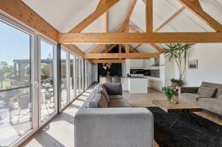 Op een steenworp van de Nederlandse grens ligt deze sfeervolle hoeve met prachtig zicht op velden en weilanden. De woning werd volledig...