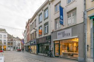 In het centrum van Halle op een commerciële topligging : <br />karaktervol gebouw met handelsruimte en instapklaar woonst .<br />Op het gelijkvloers: handelsruimte (30,00m²), berging / wasplaats / technische lokaal (14,00m²), toilet; <br />Op de eerste verdieping: woonkamer / eetplaats met ingerichte keuken (33,50m²), mooie badkamer (7,50m² - lavabo, inloopdouche en toilet)<br />Op de tweede verdieping: 2 slaapkamers (15,00m² / 15,00m²),<br />Verder: zolder ( 25,00m² - bereikbaar met vaste trap), kelder<br />Buitenschrijnwerk PVC dubbel glas (met rolluiken op het gelijkvloers <br />Centrale verwarming op gas (Condensatieketel - VAILLANT)<br />EPC: 394 kWh/m² - label : D<br />Perceeloppervlakte: 0a 62ca - kadastraal inkomen: 1.688 EUR (NG)<br />Nutsvoorzieningen: water, gas, elektriciteit, aircos (2x), <br />Stedenbouwkundige inlichtingen aanwezig op kantoor<br />Bod vanaf 245.000 EUR !!!