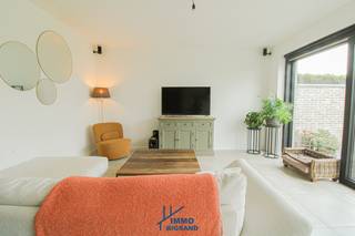 Nieuwbouwwoning gelegen te Ingooigem, Lindendries. Foto's zijn van recent afgewerkte woning nr. 11. Rustig gelegen ligging met nog toekomstig speelplein. <br /><br />De woningen beschikken over inpandige garage, inkomhal, toilet, ruime living met open keuken en porte-fenêtre met toegang tot de tuin. <br />Boven zijn er 3 slaapkamers en badkamer met inloopdouche, bad, lavabomeubel en hangtoilet. Ook aanwezigheid oprit. <br /><br />Deze woningen hebben ook 14 zonnepanelen, regenwaterput van 10 000 L, vloerverwarming op gas (supplement voor warmtepomp), terras + afsluiting inbegrepen, ventilatiesysteem, E-peil van maximum 19.<br /><br />Lot 5, 8, 9, 10, 11 en 12 nog beschikbaar. Prijzen inclusief kosten (BTW + registratierechten) variëren van 378 645,80 EURO tot en met 439 305,50 EURO. Oppervlaktes van de grond schommelen tussen de 291m² en 471m². Vrije keuze om eigen materialen te kiezen. <br /> 