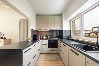 <p><span>Prachtige gezinswoning met moderne afwerking in rustige wijk van Stabroek.</span></p><p><span> </span></p><p><span>De woning wordt te koop aangeboden met een minimum-/instelprijs. Biedingen op of boven de prijs zijn toegelaten.</span></p><p><span> </span></p><p><span>Deze instapklare woning combineert licht, ruimte en hedendaags comfort op een perceel van 192 m². Met een bewoonbare oppervlakte van ca. 165 m² beschikt ze over drie slaapkamers, een moderne badkamer, ruime garage en onderhoudsvriendelijke tuin.</span></p><p><span>De open leefruimte baadt in natuurlijk licht dankzij grote raampartijen en vormt samen met de eetruimte een gezellige, uitnodigende plek. De </span><span>recent vernieuwde keuken</span><span> is een echte blikvanger: strak afgewerkt, voorzien van kwalitatieve toestellen, een centraal eiland en een </span><span>gasvuur met vijf kookzones</span><span> – perfect voor wie graag kookt.</span></p><p><span> </span></p><p><span>Op de begane grond bevindt zich ook een handige bijkeuken/wasruimte met toegang tot buiten. Boven zijn drie volwaardige slaapkamers en een moderne badkamer met alle comfort.</span></p><p><span>Buiten geniet u van een tuin met terras, ideaal voor ontspanning of speelplezier. </span></p><p><span>Een ruime oprit en garage zorgen voor extra gemak.</span></p><p><span> </span></p><p><span>Troeven:</span></p><ul><li><span>Recent vernieuwde keuken met eiland en gasvuur</span></li><li><span>Open, lichtrijke leefruimte</span></li><li><span>Drie slaapkamers, moderne badkamer en apart gastentoilet</span></li><li><span>Ruime garage</span></li><li><span>Onderhoudsvriendelijke tuin</span></li><li><span>Rustige, kindvriendelijke ligging nabij winkels, scholen en openbaar vervoer</span></li><li><span>Gunstig EPC B</span></li></ul><p><span>Met haar recente vernieuwingen, energiezuinige prestaties en evenwichtige woonindeling biedt deze woning een comfortabel en zorgeloos woonverhaal. </span></p><p><span>Een thuis waar kwaliteit en praktisch wonen hand in hand gaan.</span></p>