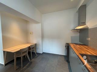 <p><span>Ruime studio in het centrum van Leuven</span></p><p><span>Deze ruime en verzorgde studio is ideaal gelegen in het hart van Leuven, op wandelafstand van alle voorzieningen.</span></p><p><span>De studio beschikt over een lichtrijke leef- en eetruimte met een eigen kitchenette, uitgerust met alle nodige comfort. Daarnaast is er een aparte slaapkamer met kleerkast en bureau, waardoor je comfortabel kunt wonen &amp; studeren.</span></p><p><span>Het privatieve sanitair omvat een douche, lavabo en toilet. Bovendien hebben bewoners toegang tot een aangenaam gemeenschappelijk terras, een ideale plek om te ontspannen en te genieten van het buitenleven.</span></p><p><span>Dankzij de uitstekende ligging bevinden alle campussen, winkels, restaurants, cafés en andere faciliteiten zich vlakbij.</span></p><p><span> </span></p><p><span>Een ideale woonst voor studenten die op zoek zijn naar comfortabel wonen op een toplocatie in Leuven. </span></p>