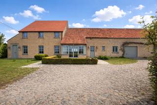 Deze instapklare fermette is uitzonderlijk mooi gelegen in de Polders rond de manege van Knokke. De woning beschikt over 4 slaapkamers, een mooie...