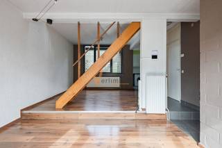 <p><span>Tof duplex appartement met autostaanplaats in hartje Merksem</span></p><p><span>Op zoek naar een instapklaar appartement met karakter? Dit charmante duplex appartement, gelegen op de eerste verdieping van een kleinschalig en architecturaal uniek gebouw (zonder lift), is absoluut een bezoek waard.</span></p><p><span>De gezellige leefruimte vormt het hart van het appartement en geniet van een open indeling, met centraal de vaste trap naar de bovenverdieping. Aansluitend bevindt zich de keuken. De badkamer is praktisch ingericht met een ligbad en lavabo en er is een apart toilet aanwezig.</span></p><p><span>Op deze verdieping vindt u bovendien een extra ruimte die flexibel kan worden ingericht als </span><span>tweede slaapkamer</span><span>, bureau, dressing of hobbyruimte volledig naar uw eigen noden.</span></p><p><span>De bovenste verdieping beschikt over een ruime slaapkamer met lavabo.</span></p><p><span>Troeven van dit appartement:</span></p><ul><li><span>EPC label B </span></li><li><span>Elektriciteit conform </span></li><li><span>Asbestveilig </span></li><li><span>Individuele meters voor gas, elektriciteit en water </span></li><li><span>Lage vaste kosten: 91,50/maand </span></li><li><span>Autostaanplaats in het gebouw inclusief</span></li></ul><p><span>Dit appartement is ideaal voor starters, alleenstaanden of als interessante investering.</span></p><p><span>Interesse? Plan vandaag nog uw bezoek!<br /><span>info@verlimmo.be</span></span><span>    03 658 95 58</span></p><p><span>De vermelde bewoonbare oppervlakte is gebaseerd op de bruikbare vloeroppervlakte zoals vermeld in het EPC-verslag.</span></p>