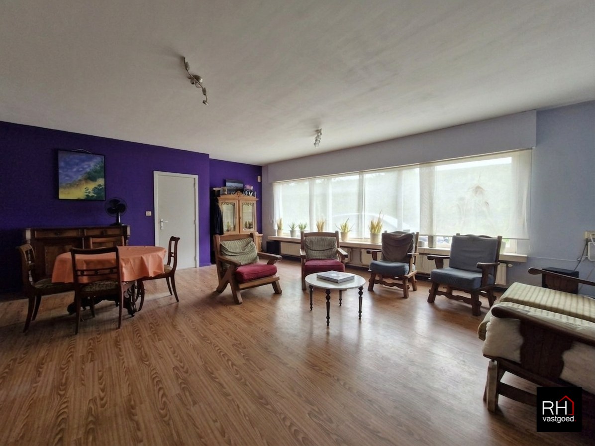 Ruim te renoveren appartement met garage in het hart van Heist. - foto 4