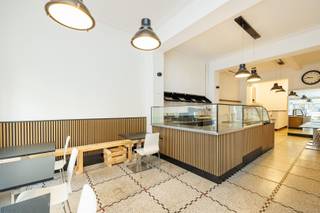 <p>Op zoek naar een uitgeruste handelszaak met karakter en comfort? Dan is deze commerciële ruimte op de Mechelsesteenweg 113 precies wat u zoekt. De ligging is moeilijk te kloppen: Stadspark, Theaterbuurt en ’t Zuid liggen op wandelafstand. Restaurants, koffiebars, winkels en openbaar vervoer vind je om de hoek.</p><p>• Hoge plafonds & authentieke moulures <br />• Kleinschalig karaktergebouw <br />• Centrale ligging tussen Stadspark, Theaterbuurt en ’t Zuid</p><p>Op het gelijkvloers bevindt zich een mooie RECA ruimte op een absolute toplocatie. Ideaal voor de next big thing in het culinaire Antwerpen.</p><p>Of je nu droomt van een stijlvol kantoor, een unieke handelsruimteof een creatieve hub, hier kan je jouw concept volledig tot leven brengen.<br />De ruimte zelf biedt een oppervlakte ca. 71 m², ideaal om volledig naar eigen smaak en functie in te richten. De praktische indeling zorgen voor maximale flexibiliteit.</p><p>De omgeving? Die spreekt voor zich. Je zit hier tussen hippe horecazaken, creatieve hotspots en een constante stroom van leven — een plek waar jouw zaak gegarandeerd opvalt.</p><p>Buitenkans voor de snelle beslisser. Interesse?<br />Gelieve uw gegevens in te vullen via onze website zodat de dossierverantwoordelijke van Sinjoor Makelaars zo snel mogelijk contact met u kan opnemen.</p>