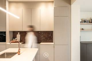 Gelegen in een uiterst rustige en serene omgeving nabij de Sint-Mattheuskerk Gijzelbrechtegem, vinden we deze instapklare woning. Hier woont u in...