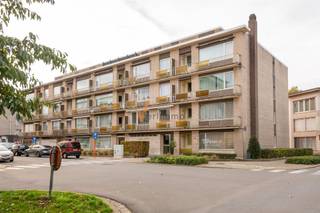 <p><span>Gelijkvloers appartement met 2 a 3 slaapkamers en terrasje in hartje Schoten</span></p><p><span>Ontdek dit gezellige gelijkvloers appartement, ideaal gelegen aan de Zamenhoflaan 5 in Schoten, op wandelafstand van winkels/markt, openbaar vervoer en invalswegen.</span></p><p><span>Het appartement beschikt over een ruime woonkamer (34m²) en aansluitend een praktische keuken (7.9m²) voorzien van het nodige comfort. Vanuit de leefruimte is er toegang tot een gezellig, overdekt terrasje perfect om te genieten van een koffiepauze en langs de straatkant afsluitbaar met rolluik.</span></p><p><span>Er zijn 2 volwaardige slaapkamers (14,8m² + 12m²), beide met elektrische rolluiken en nog een extra tussenkamer (7,6m²), ideaal als dressing, bureau, logeerkamer of hobbyruimte. De badkamer is uitgerust met een ligbad, lavabo in meubel en aansluiting voor wasmachine. Het toilet bevindt zich apart in de inkomhal.</span></p><p><span>Extra troeven: aparte privéberging inclusief de vraagprijs in de gemeenschappelijke gang, gemeenschappelijke fietsenstalling, lage vaste kosten (€115/maand) en geen bijdrage voor de lift !! EPC-label D = GEEN renovatie verplichting</span></p><p><span>Momenteel verhuurd aan zeer correcte huurders, wat dit appartement ook interessant maakt als investeringspand.</span></p><p><span>*De vermelde bewoonbare oppervlakte is gebaseerd op de bruikbare vloeroppervlakte zoals vermeld op het EPC-verslag</span></p><p><span> </span></p><p><span> </span></p>