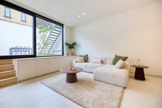 Belle demeure à vendre au cœur d'Ypres. Cette magnifique maison possède 4 chambres et 3 salles de bain. La maison a été entièrement rénovée en 2025 et bénéficie des techniques les plus modernes. Il y a un bel espace extérieur au rez-de-chaussée et au premier étage. La maison est chauffée de manière efficace sur le plan énergétique grâce au chauffage au sol par pompe à chaleur. Situé dans la Stuersstraat 51, à quelques pas de la Grote Markt, des forteresses et de la gare.MISE EN PAGERez-de-chaussée : hall d'entrée spacieux - débarras - toilettes séparées - salon lumineux avec cuisine ouverte, équipée de tous les appareils électroménagers et îlot - rangement attenant - jardin de ville avec terrasse et escaliers menant à la terrasse ensoleillée du premier étage.Premier étage : Hall de nuit avec toilettes - chambre principale avec connexion à la terrasse - dressing/bureau - salle de bain avec lavabo, baignoire et douche à l'italienne.Deuxième étage : Hall de nuit avec toilettes - deux belles chambres, chacune avec sa propre salle de bain, équipées de meubles vasques et d'une douche.Troisième étage : pièce mansardée meublée pouvant servir de bureau ou de chambre.De plus, cette maison à vendre dispose également d'un sous-sol spacieux et pratique.POINTS FORTS- Rénové de manière qualitative jusque dans les moindres détails ! - Panneaux solaires et pompe à chaleur- 4 chambres et 3 salles de bain - Étages supérieurs équipés de climatisation/pompe à chaleur - Emplacement central à Ypres - Orientation sud du jardin et de la terrasse sur le toit