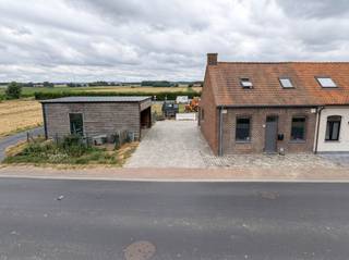 Ontdek deze <strong>volledig gerenoveerde woning in Zonnebeke</strong>, waar modern wooncomfort en een rustige ligging perfect samengaan.<br />Geniet elke dag van een <strong>prachtig verzicht</strong>, terwijl de <strong>grote overdekte parkeerplaats/werkplaat</strong>s tal van mogelijkheden biedt voor hobbyisten, zelfstandigen of extra opslag.<br />Dankzij de <strong>gunstige ligging</strong> en de kwalitatieve afwerking is deze instapklare woning een unieke opportuniteit die u niet mag missen.<br /><br /><strong>Indeling:</strong>
<ul><li>Gelijkvloers: Woonruimte met eetplaats, keuken, wasruimte/berging, badkamer</li><li>1e verdiep: 2 slaapkamers</li><li>Extra: Tuin en overdekte parkeerplaats/werkplaats</li></ul>
<strong>Troeven:</strong>

<ul><li>Prachtig verzicht</li><li>Gunstige ligging</li><li>Overdekte parkeerplaats/werkplaats</li><li>instapklaar</li></ul>