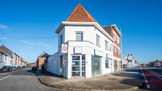 Bent u op zoek naar een veelzijdig handelspand met woonst op een commerciële topligging?Dit voormalig bankkantoor, gelegen langs een belangrijke...