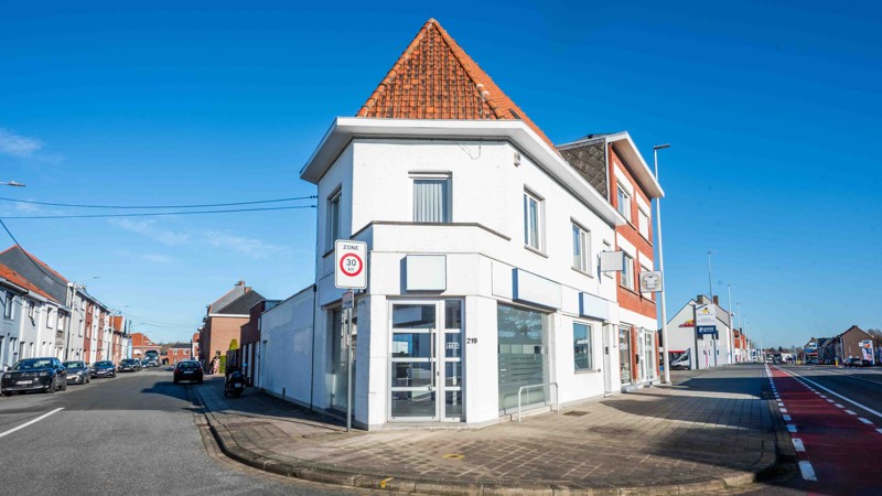 Handelspand/kantoor met woonst op topligging in Kortrijk - photo 1