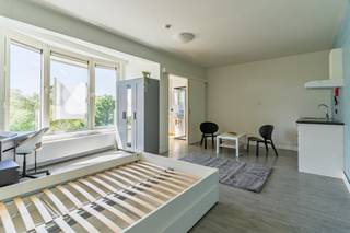 <strong>LAATSTE KAMERS BESCHIKBAAR!!<br /><br />Bent U op zoek naar de perfecte <span>studentenkamer</span> <span>/ studentenstudio?</span></strong><br /><br /><strong>LIGGING:</strong><br />Gelegen aan de Jan Delvinlaan 70, geniet deze woning van een locatie dichtbij het centrum van Gent. De uitstekende verbindingen met het openbaar vervoer en de korte afstand tot belangrijke campussen maken dit een ideale plek voor studenten. Bovendien bevindt het pand zich in een buurt met een mobiscore van 9,3/10, winkels zijn binnen bereik.<br /><br /><strong>INDELING en FACILITEITEN:</strong><br />Het gebouw is volledig gerenoveerd en bestaat uit 36 studenten units<br />- Kamers met en zonder eigen sanitair voorzieningen<br />- Studio’s <br />- Drie gemeenschappelijke keukens<br />- Hippe leefruimte voor gezellig samenzijn<br />- Gemeenschappelijke tuin <br />- Grote fietsenberging, ideaal voor studenten<br />- Lift<br /><br /><strong>BIJKOMENDE INFO:</strong><br />- Huurprijzen: tussen € 535 / maand en € 715 / maand<br />- Voorschot verbruik elektriciteit, verwarming, water en internet: € 60 / maand<br />- Beschikbaarheid: Onmiddellijk<br />- De kamers kunnen enkel gehuurd worden voor een periode tot 31/08/2026<br />- De kamers kunnen enkel gehuurd worden door studenten.<br />- Geen domicilie mogelijk!