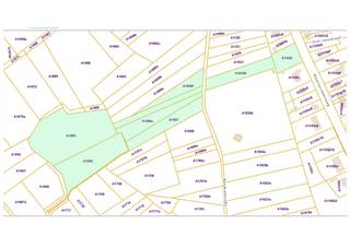 Perceel bouwgrond van 21a 62ca met achterliggende percelen:<br />- 96a 83ca bosgrond<br />- 1ha 21a 50ca vijvergrond<br />- 98a 50ca weiland<br />- 20a 05ca weg<br /><br />Dit perceel bouwgrond is ideaal gelegen aan de Weertersteenweg in Maaseik, met een uitstekende bereikbaarheid en alle voorzieningen binnen handbereik. Winkels, scholen en het centrum van Maaseik zijn vlot bereikbaar<br /><br />Na advies ingewonnen te hebben op de dienst ruimtelijke ordening van de stad Maaseik zou er de mogelijkheid zijn het perceel bouwgrond te verkavelen in twee mooie open kavels voor residentieel wonen.