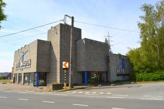 Deze eigendom heeft een specifiek karakter op een terrein van 3298m². Zowel woonst met een gedeelte commerciële activiteit en garages. Dit pand...