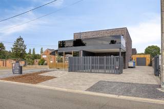 FOR SALE: Commercial house with pizzeria & apartment in Koersel!AtBosstraat 1 in Koersel, this spick and span commercial house from 2015 comes on the...