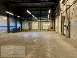 Dit magazijn is volledig geoptimaliseerd voor uw logistieke activiteiten. Naast de 3 laadkades beschikt het magazijn over een sectionaalpoort en een hoogte van maar liefst 16m hoogte.<br />U geniet ook over een ideale bereikbaarheid dankzij de nabijheid van het op- en afrittencomplex Geel-West.