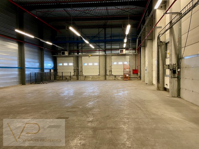 Magazijn met 3 laadkades en sectionaalpoort - foto 2
