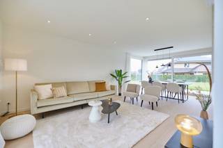 TE KOOP in Wichelen - nieuwbouwwoningen in landelijke stijl.<br />*** 6% BTW mogelijk ***<br />Deze woning, half open, heeft een bewoonbare opp van 135 m² en biedt ruimte aan:<br />Gelijkvloers: heel gezellige woonkamer met open keuken, aansluitend een ruime berging waar je alle technieken vindt.<br />Via de inkomhal, met apart gastentoilet, en mooie houten trap passend bij de landelijke look &amp; feel van de woning, kom je op de eerste verdieping.<br />Hier vind je 3 slaapkamers, een badkamer met ligbad en inloopdouche en een apart gastentoilet.<br />De typische details zoals bakstenen in warme kleuren, raambogen en het gebruik van blauwe hardsteen zijn aanwezig om de woning een mooie uitstraling te geven.<br />Energiezuinigheid is uiteraard ook een aandachtspunt : vloerverwarming met warmtepomp, zonnepanelen, ventilatie C+, ... kortom, aan alles is gedacht.<br />Voor de carport werd een vergunning afgeleverd (kan geplaatst worden mits meerprijs)<br />In Wichelen woon je landelijk aan de Schelde en met de nabijheid van openbaar, vervoer, scholen en winkels<br />Voor meer info : 052 52 80 30 - info@goemanvastgoed.be