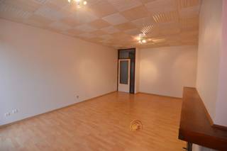 CENTRAAL GELEGEN APPARTEMENT: ruime inkom, lichtrijke en ruime living, keuken voorzien van keukentoestellen, badkamer met ligbad/douche, 2 ruime slaapkamers. Mooi terras. Op alle plaatsen centrale verwarming, private kelder/fietsberging. Syndic 50,00 euro.