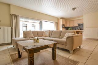 Wonen op een topligging in Bornem? Dit appartement bevindt zich letterlijk pal aan het station en op wandelafstand van winkels, horeca en alle dagelijkse voorzieningen. Ideaal voor wie comfortabel en centraal wil wonen, zonder in te boeten aan rust. Het appartement bevindt zich op de bovenste verdieping van een bijzonder kleinschalig gebouw met slechts 2 appartementen. De leefruimte bevindt zich aan de straatzijde en beschikt over een open keuken, waardoor je een mooie, open woonomgeving krijgt. Een terras is altijd een fijne plek om rustig te genieten. Verder beschikt het appartement over 2 slaapkamers en een praktische badkamer met inloopdouche. En dan is er nog de absolute troef van deze woning: de mega ruime zolderverdieping, bereikbaar via een vaste trap. Een zee van extra ruimte die je volledig naar eigen wens kunt invullen. Een extra slaapkamer, hobbyruimte, bureau, speelruimte, dressing of gewoon heel veel handige bergruimte? Aan jou de keuze.<br />Ook praktisch zit je hier goed. Er is een privatieve berging voorzien van elektriciteit, ideaal om je fiets op te laden gezien de centrale ligging, en de CV-brander werd recent vernieuwd. Bovendien is de elektrische installatie conform.<br />Een appartement met verrassend veel ruimte, een uitstekende ligging en heel wat mogelijkheden. Kom jij ontdekken wat dit appartement allemaal te bieden heeft? Zeker een bezoekje waard!