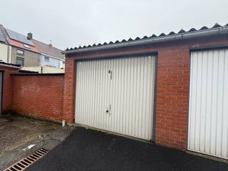 Praktische garagebox vlakbij centrum RoeselareOp zoek naar een veilige en vlot bereikbare garage?Deze standaard garagebox, gelegen op korte afstand...