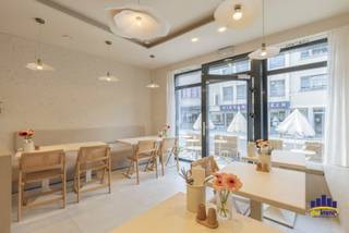 Te koop: Hip handelspand in hartje Gent – The Bread Bar<br /><br />Ben je op zoek naar een instapklare horecazaak met een hip concept en een toplocatie?<br />Dan is <strong>The Bread Bar</strong> in Gent misschien wel iets voor jou!<br /><br /><strong>Troeven:</strong>
<ul>
<li>Hippe, trendy lunchplek met sterke aanwezigheid op sociale media</li>
<li>Klein maar zonnig terras (20 plaatsen)</li>
<li>Ruime, gezellige binnenruimte (+20 zitplaatsen)</li>
<li>Volledig vernieuwd handelspand, smaakvol ingericht en instapklaar</li>
<li>Volledig uitgeruste keuken: gasvuur met grillplaat & dampkap, Unox-oven, vaatwas, gekoelde saladebar, …</li>
<li>Voorzien van alarmsysteem, camera’s & rookmelders</li>
<li>Wordt volledig ingericht verkocht – je kan meteen starten!</li>
</ul>
<strong>Praktisch:</strong>
<ul>
<li>Openingsuren: 11u – 18u (gesloten op maandag & dinsdag) - zelf in te vullen</li>
<li>Kadastrale gegevens: 44816 Gent 16 AFD, Sectie K531 S P0045</li>
<li>EPC: in aanvraag</li>
<li>Elektrische installatie: conform</li>
</ul>
<strong>Vraagprijs: €265.000</strong><br /><strong>(*voor het onroerend goed én de volledige inboedel samen*)</strong><br /><br />Een unieke kans om een volledig afgewerkt en goed draaiend horecapand over te nemen in een bruisende buurt van Gent!<br /><br />Interesse? Neem contact op voor meer info of een bezichtiging.