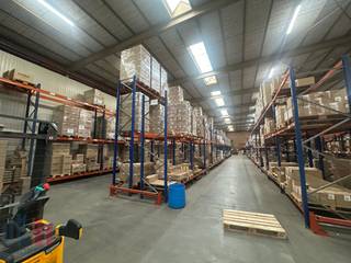 Op een strategische locatie in Gullegem bevindt zich dit ruim industriëel bedrijfsgebouw, uitermate geschikt voor ondernemingen die nood hebben...