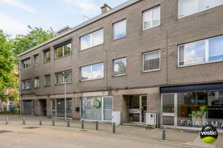Deze leuke handelsruimte van ca. 80 m² is gelegen in de Capucienenstraat 23. Met deze centrale ligging nabij het bruisende stadscentrum, omringd door winkels en scholen heeft dit pand tal van mogelijkheden voor een vrij beroep, bijberoep of winkel.<br /><br />In 2023 werd er een grondige renovatie doorgevoerd en werd er achteraan in de ruimte een studio ingericht. Zo werd er o.m. een nieuwe keuken geplaatst, een badkamer bijgeplaatst, de elektriciteit aangepast (conform) en de ramen vernieuwd (alu.).<br /><br />De ruimte is ingedeeld in een handelsruimte met aparte toegang, een berging, een badkamer met douche, lavabo en toilet, een zitruimte, een geïnstalleerde keuken en een terras. Ook is er een toegang via de gemeenschappelijke inkomhal van het gebouw. <br /><br />De oppervlakte vult zich verder aan met een privatieve kelder. Optioneel kan er een ondergrondse garagebox aangekocht worden voor een bedrag van 35.000 euro.<br /><br />Gemeenschappelijke verwarmingsinstallatie op gas.<br /><br />De pluspunten op een rij:<br />+ Commerciële ligging<br />+ Kelder<br />+ Elektriciteit conform<br />+ Tal van mogelijkheden<br />+ Garagebox optioneel aan te kopen<br /><br />Wenst u graag een zaak te starten of bent u op zoek naar een ruimte voor uw bijberoep? Kom dan zeker een kijkje nemen! Contacteer Stephanie Odeurs op het nummer 0474-73 64 84 of via email stephanie@vestio.com.
