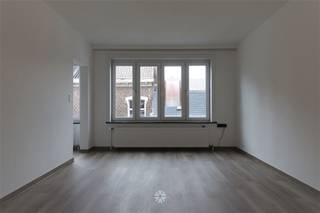 <p><span>GHENT</span><span>- Désiré Van Monckhovenstraat : Vous êtes à la recherche d'</span><span>un appartement récemment rénové à louer à Gand, près de la gare Sint-Pieters ?</span><span> Ce bien est peut-être fait pour vous. </span></p><p><span> </span></p><p><span>Les principaux atouts en bref :</span></p><ul><li><span>Situation tranquille entre la gare de Gand-Saint-Pierre et le centre-ville</span></li><li><span>L'appartement a été </span><span>rénové </span><span>avec des matériaux de haute qualité</span></li><li><span>Entrepôt en sous-sol + garage à vélos dans l'immeuble inclus</span></li></ul><p><span> </span></p><p><span>Disposition :</span></p><p><span>Hall d'entrée central, salon et salle à manger lumineux avec accès à la cuisine installée (plaque de cuisson à induction, hotte, réfrigérateur avec compartiment congélateur, four, machine à laver),  2 chambres à coucher dont l'une donne accès à la terrasse avec débarras, salle de bain avec combinaison douche/baignoire, toilettes suspendues et lavabo.  Rangement au sous-sol inclus.</span></p><p><span> </span></p><p><span>Disponible le 01/07/2026. Domicile obligatoire.</span></p><p><span>Loyer € 950 + € 75 parties communes et chauffage. EW à régler séparément. </span></p><p><span> </span></p><p><span>INeem contacter l'agence immobilière Axel Lenaerts pour visite via notre site internet.</span></p><p><span> </span></p>