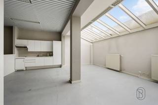Voormalig notariskantoor: mogelijks leuk appartement met veel lichtinval, en veel potentieel! 210m2, + kelder/archief van 40m2 en een terras. Ideaal voor mensen die op zoek zijn naar een gelijkvloers appartement met terras en kelder, en dit op een centrumlocatie in centrum Waregem. Mogelijkheid bijkopen extra parking.